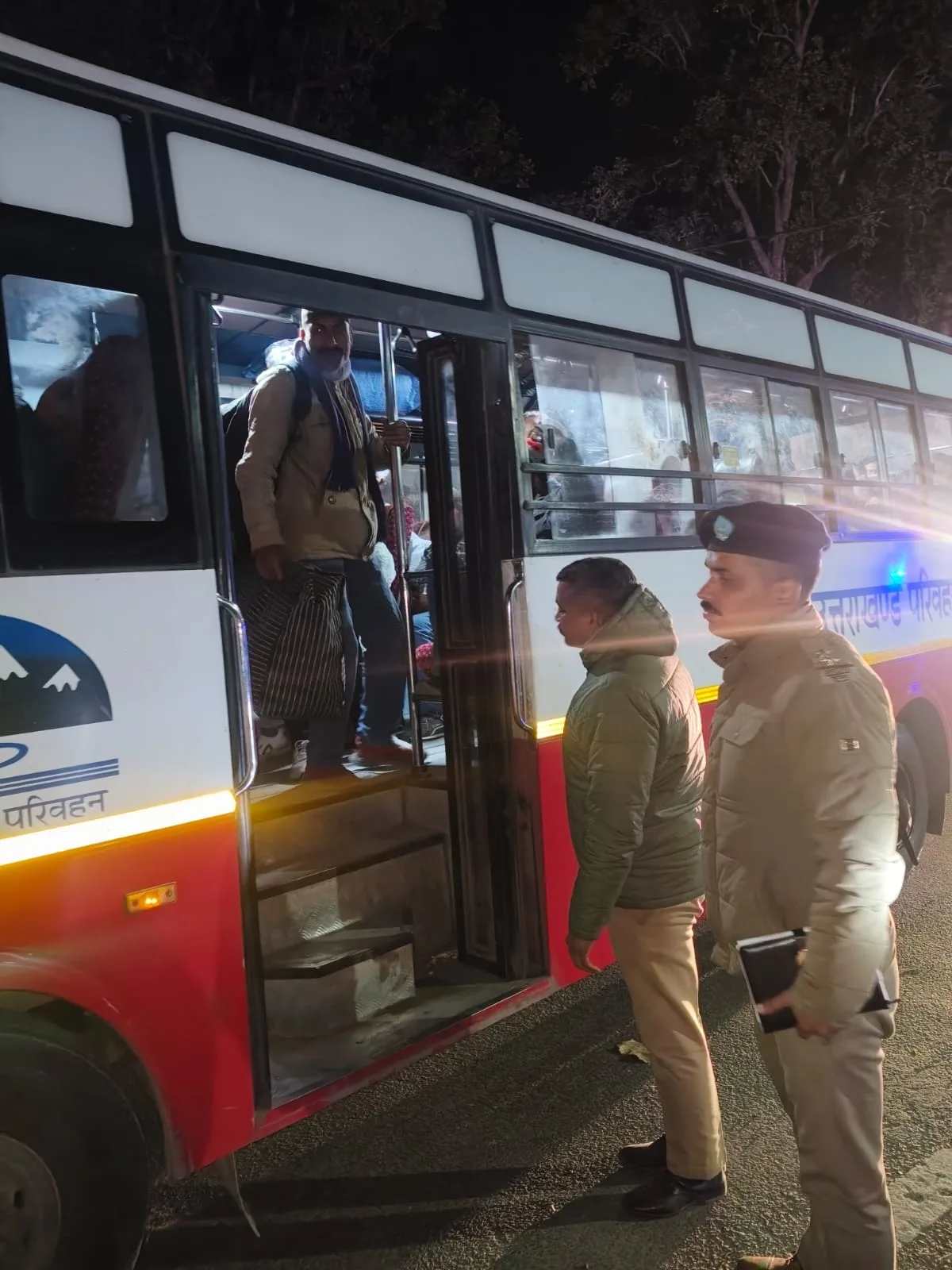 दून पुलिस ने ढोल-नगाड़ों के साथ अपराधी को किया जिला बदर