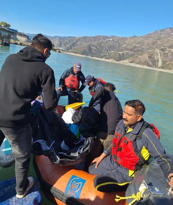 टिहरी झील में गिरे दो पैराग्लाइडर