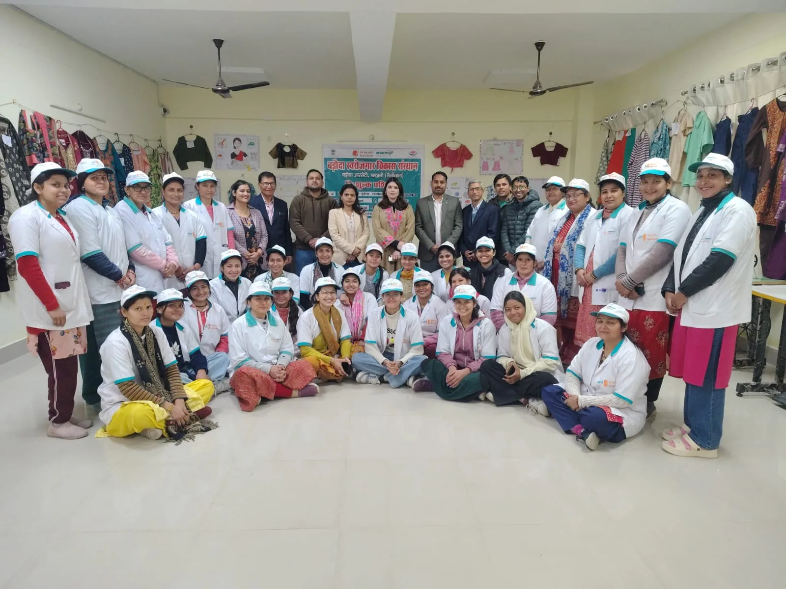 आरसेटी कुंवरपुर नैनीताल में 31 दिवसीय महिला वस्त्र निर्माण प्रशिक्षण का समापन