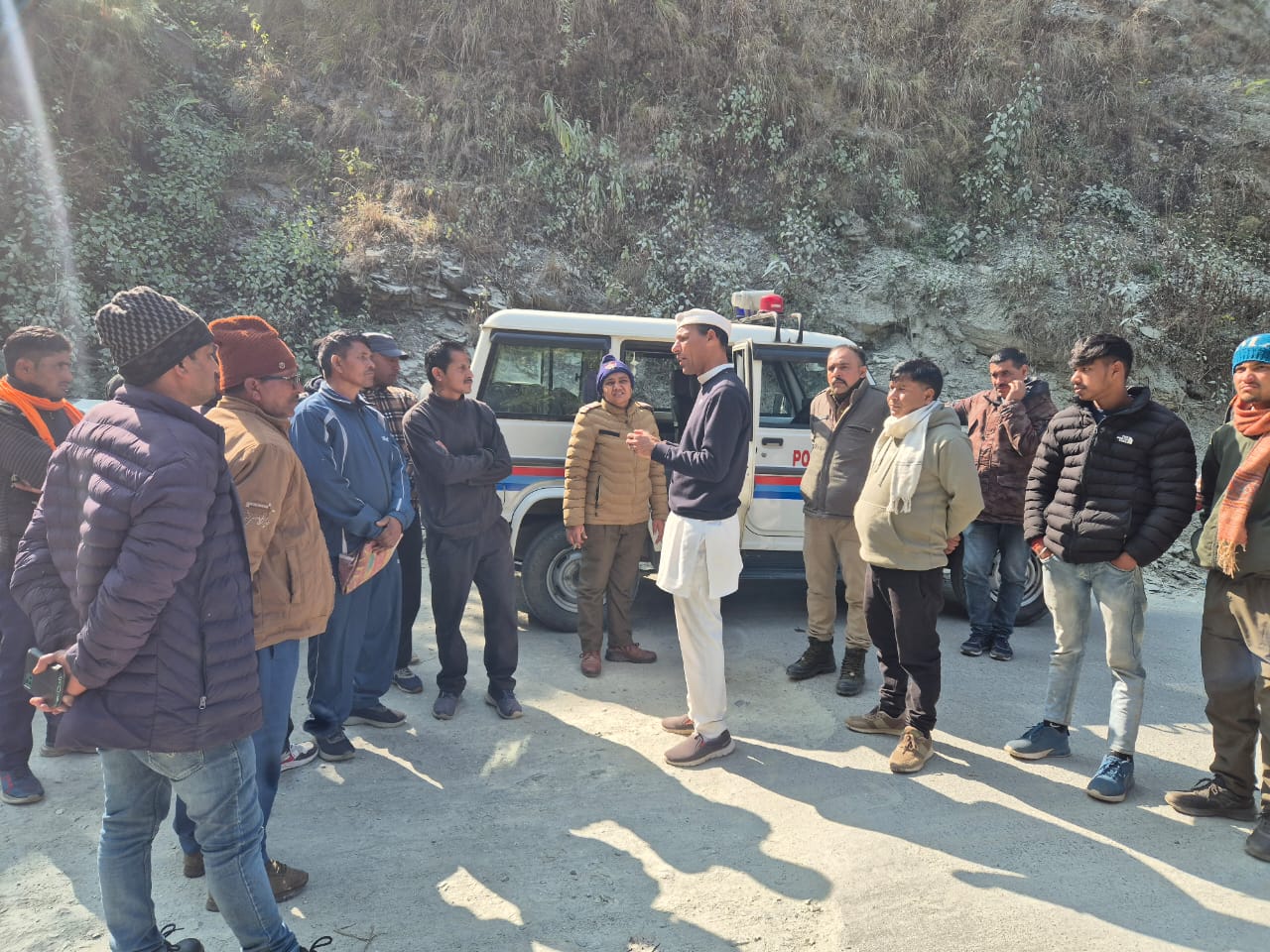 ओखलकाण्डा में सड़क किनारे मिला शव, हत्या की आशंका, पूर्व राज्यमन्त्री हरीश पनेरु मौके पर पहुंचे