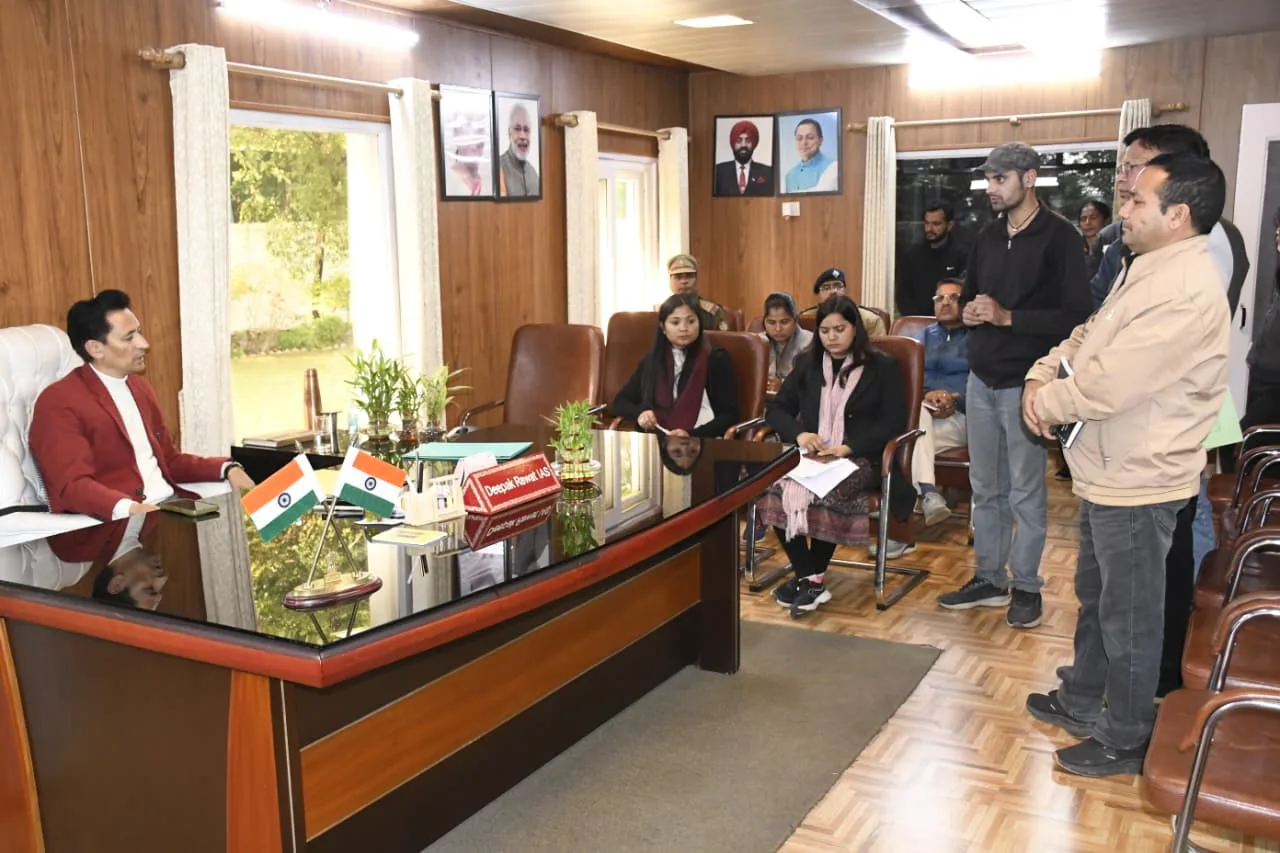 जनसुनवाई में आयुक्त दीपक रावत सख्त, फर्जी जाति प्रमाण पत्र व लंबित भुगतान मामलों पर त्वरित कार्रवाई