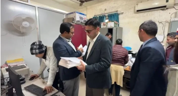 डीएम का सब रजिस्ट्रार कार्यालय में छापा, करोड़ों की स्टाम्प चोरी की आशंका