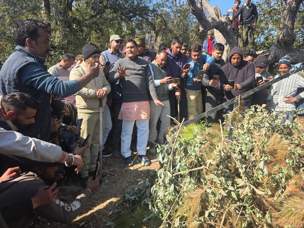 तल्ली दिनी में गुलदार पिंजरे में कैद, विधायक कैड़ा ने महिलाओं से सतर्क रहने की अपील