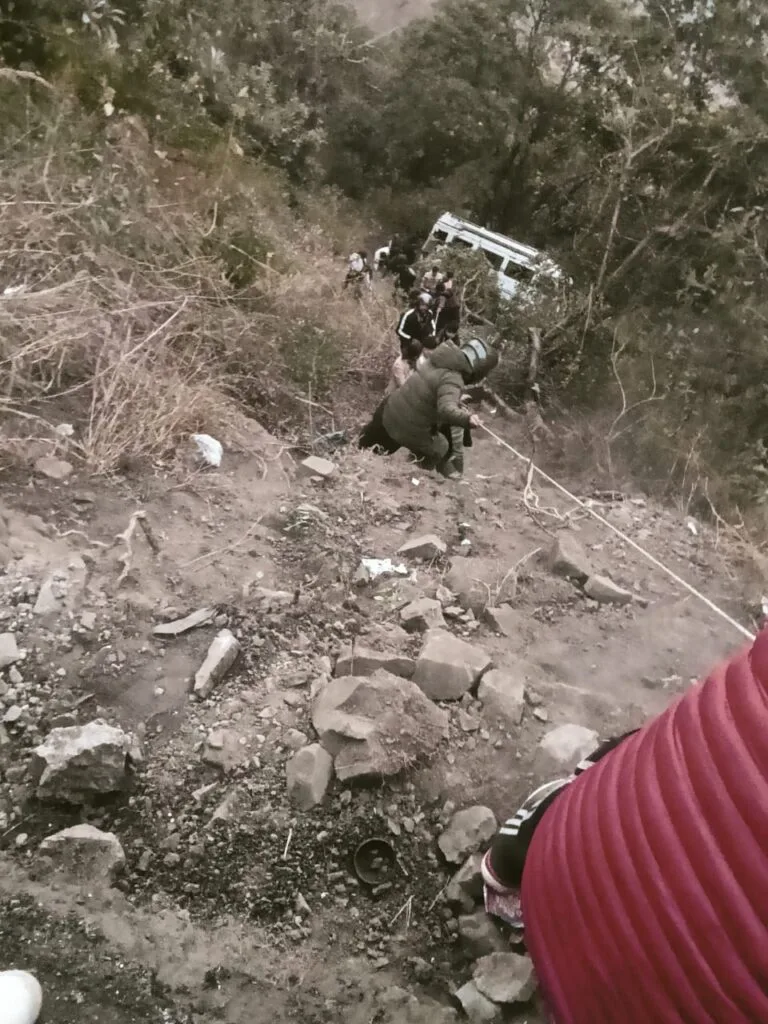 भीमताल में टेंपो ट्रैवलर खाई में गिरा, 16 छात्र घायल