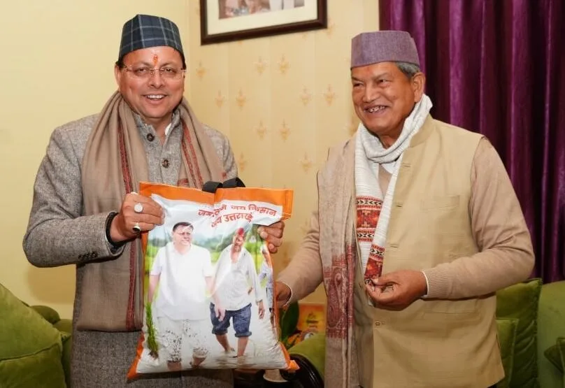 मुख्यमंत्री धामी ने अपने खेत में उत्पादित चावल पूर्व सीएम हरीश रावत को किए भेंट