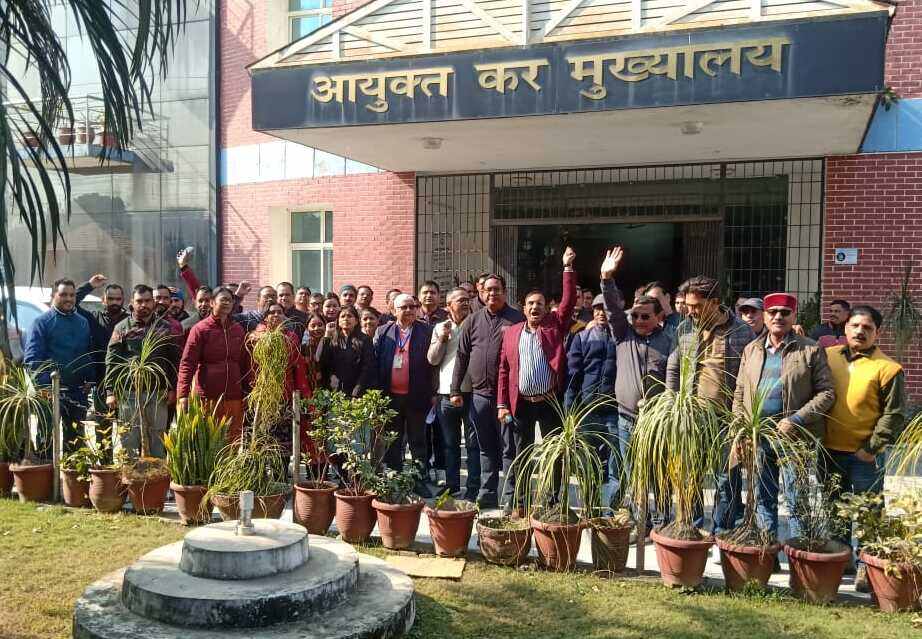 राज्य कर्मचारियों ने 18 सूत्रीय मांगों को लेकर दफ्तरों में की गेट मीटिंग