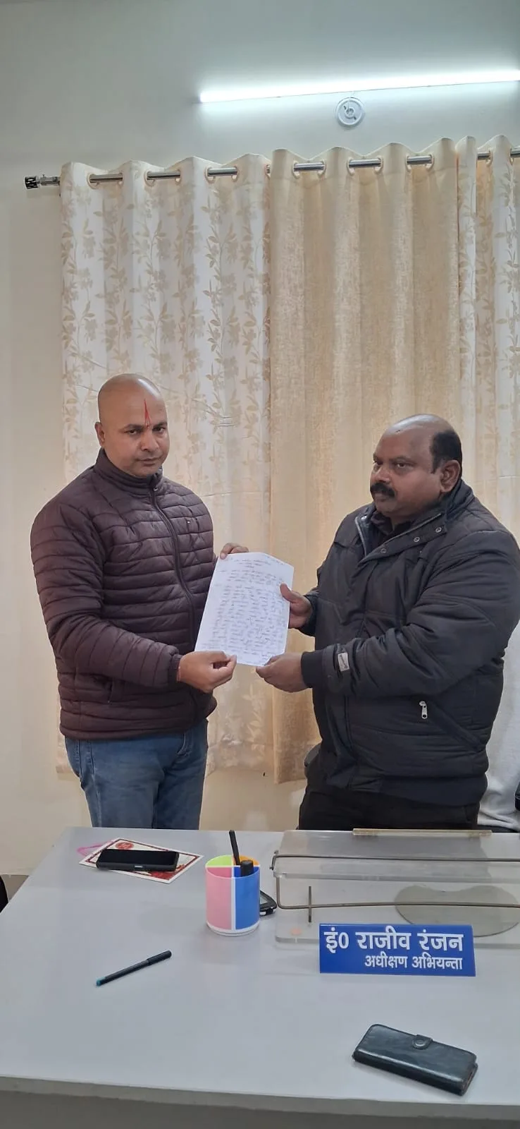 लघु सिंचाई योजना में भारी अनियमितताओं का आरोप, कांग्रेस नेता मनोज शर्मा ने अधीक्षण अभियंता को दिया ज्ञापन