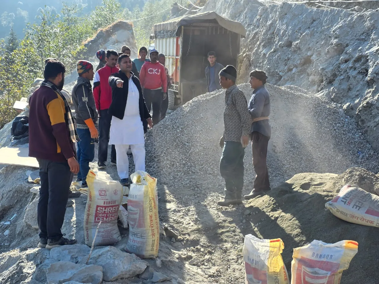 विकास से कोसों दूर जंगलियागांव, बीमार बुजुर्ग को चारपाई पर लाने को मजबूर ग्रामीण