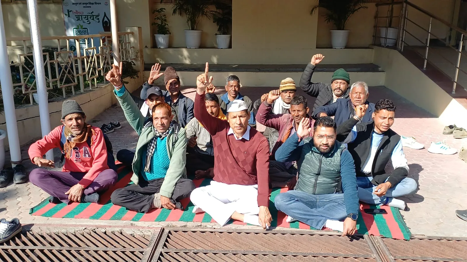 सालभर रोजगार की मांग को लेकर सीडीओ कार्यालय में धरना