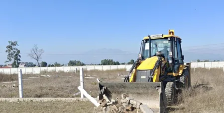 125 बीघा भूमि पर की जा रही अवैध प्लॉटिंग पर चला MDDA का बुलडोजर