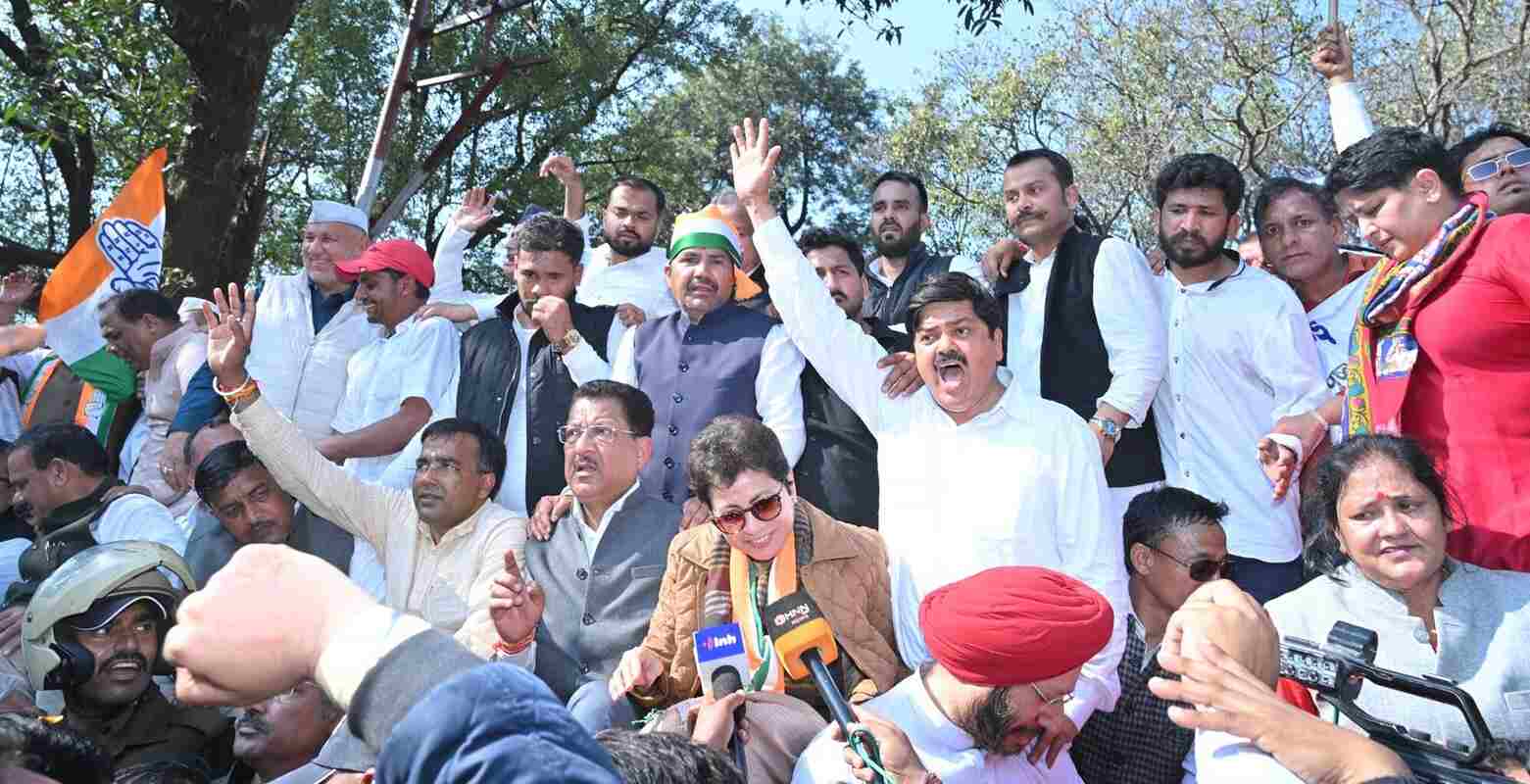 लोकभवन घेराव को उमड़े हजारों कांग्रेस कार्यकर्ता