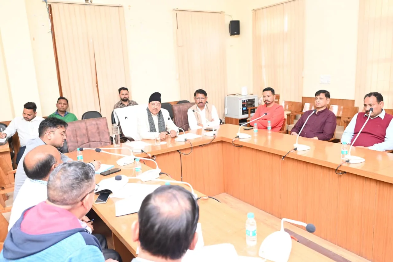 अजय भट्ट ने विभिन्न विभागों के विकास कार्यों की समीक्षा की