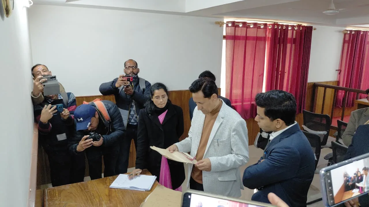 अल्मोड़ा कलेक्ट्रेट का निरीक्षण, लंबित मामलों के समयबद्ध निस्तारण के निर्देश