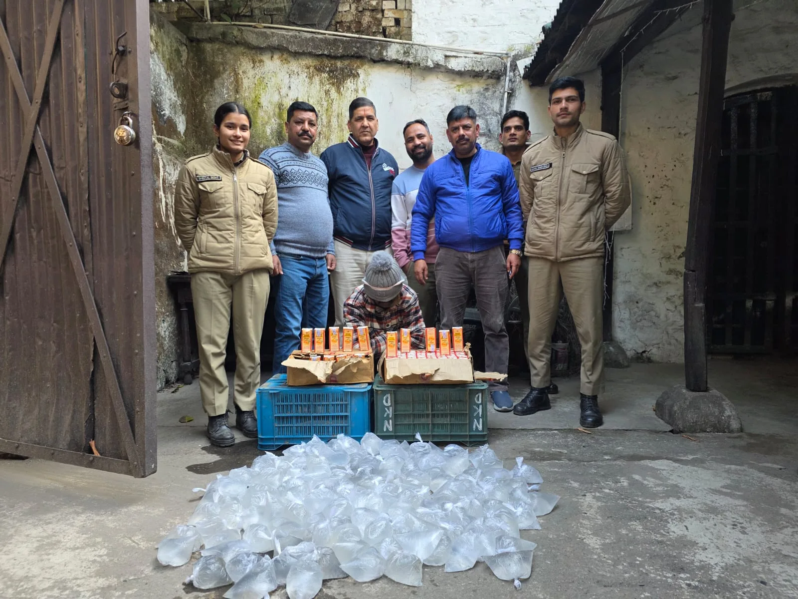 अवैध मदिरा के खिलाफ आबकारी टीम की बड़ी कार्रवाई, भारी मात्रा में शराब बरामद