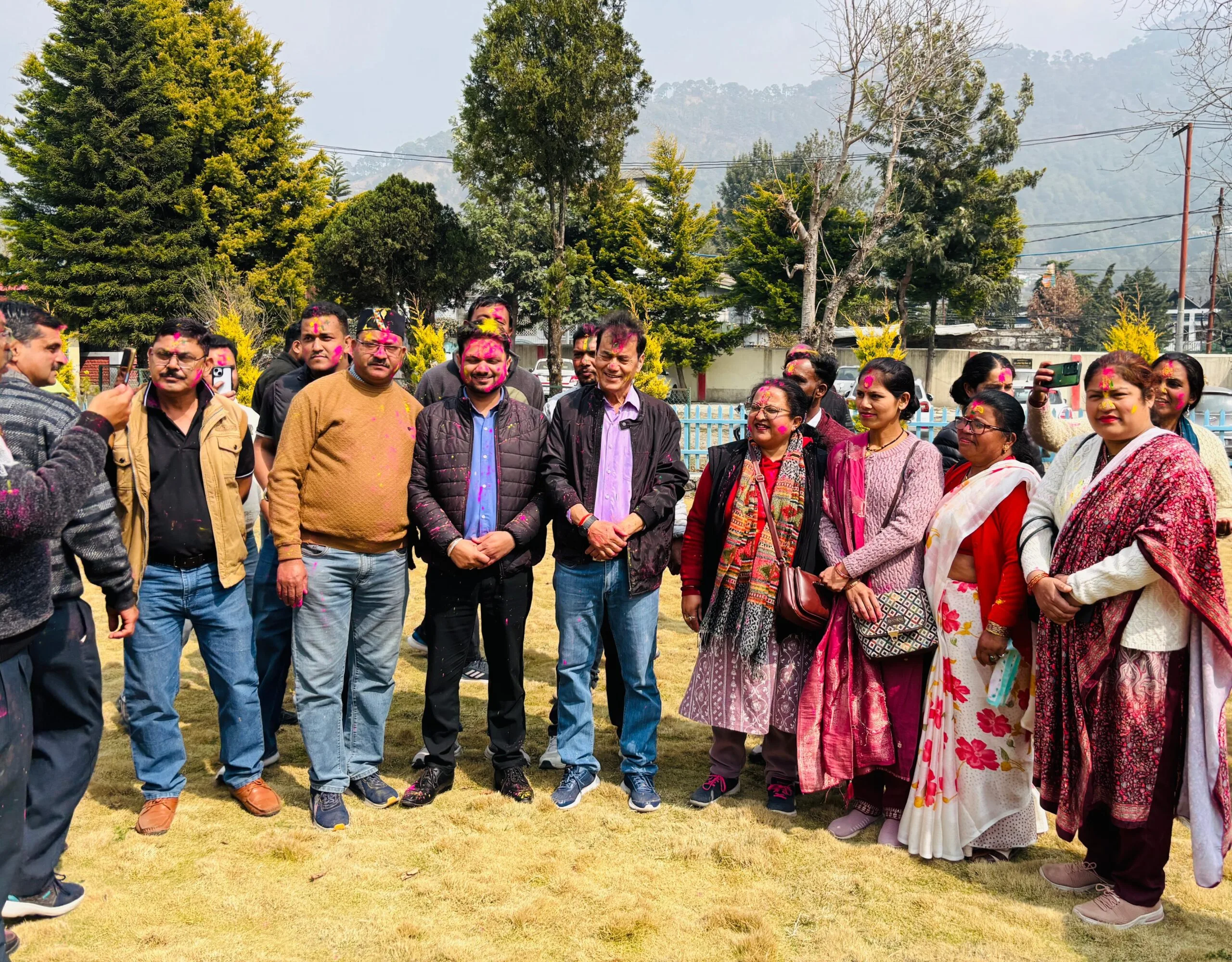 आंवला एकादशी से पहाड़ों में खड़ी होली की शुरुआत, भीमताल ब्लॉक में जनप्रतिनिधियों ने एक-दूसरे को रंग लगाकर दी शुभकामनाएं