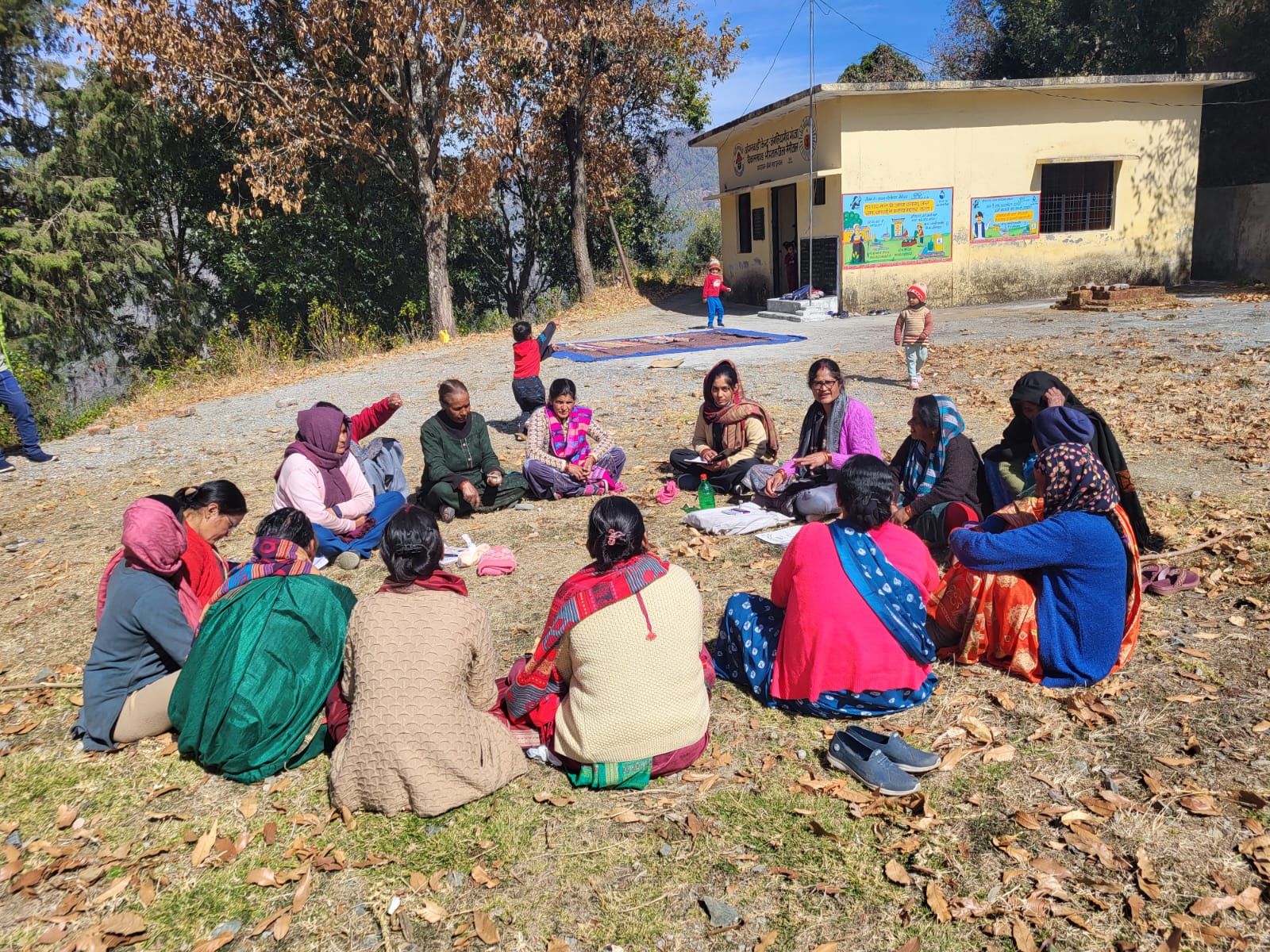 जंगलिया गांव में सपना आजीविका ग्राम संगठन की बैठक, झाड़ी कटान व सोलर लाइट की मांग