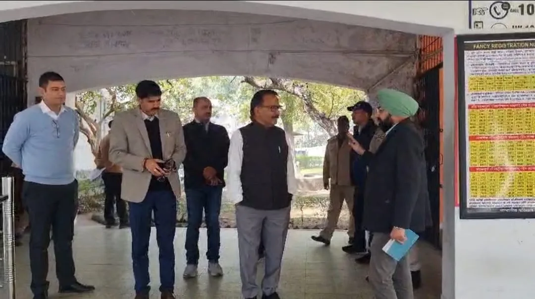 डीएम ने आरटीओ कार्यालय का किया औचक निरीक्षण, एजेंटों पर सख्ती के निर्देश