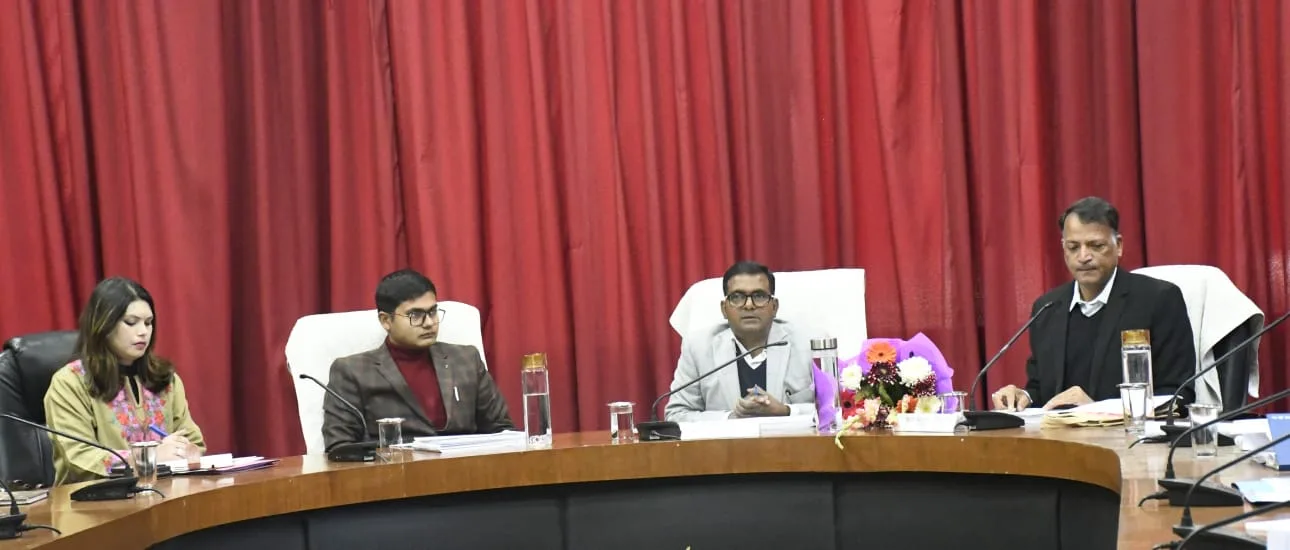 प्रभारी सचिव ने नैनीताल में विकास कार्यों की समीक्षा, जनोपयोगी योजनाओं का लाभ समय पर देने के निर्देश
