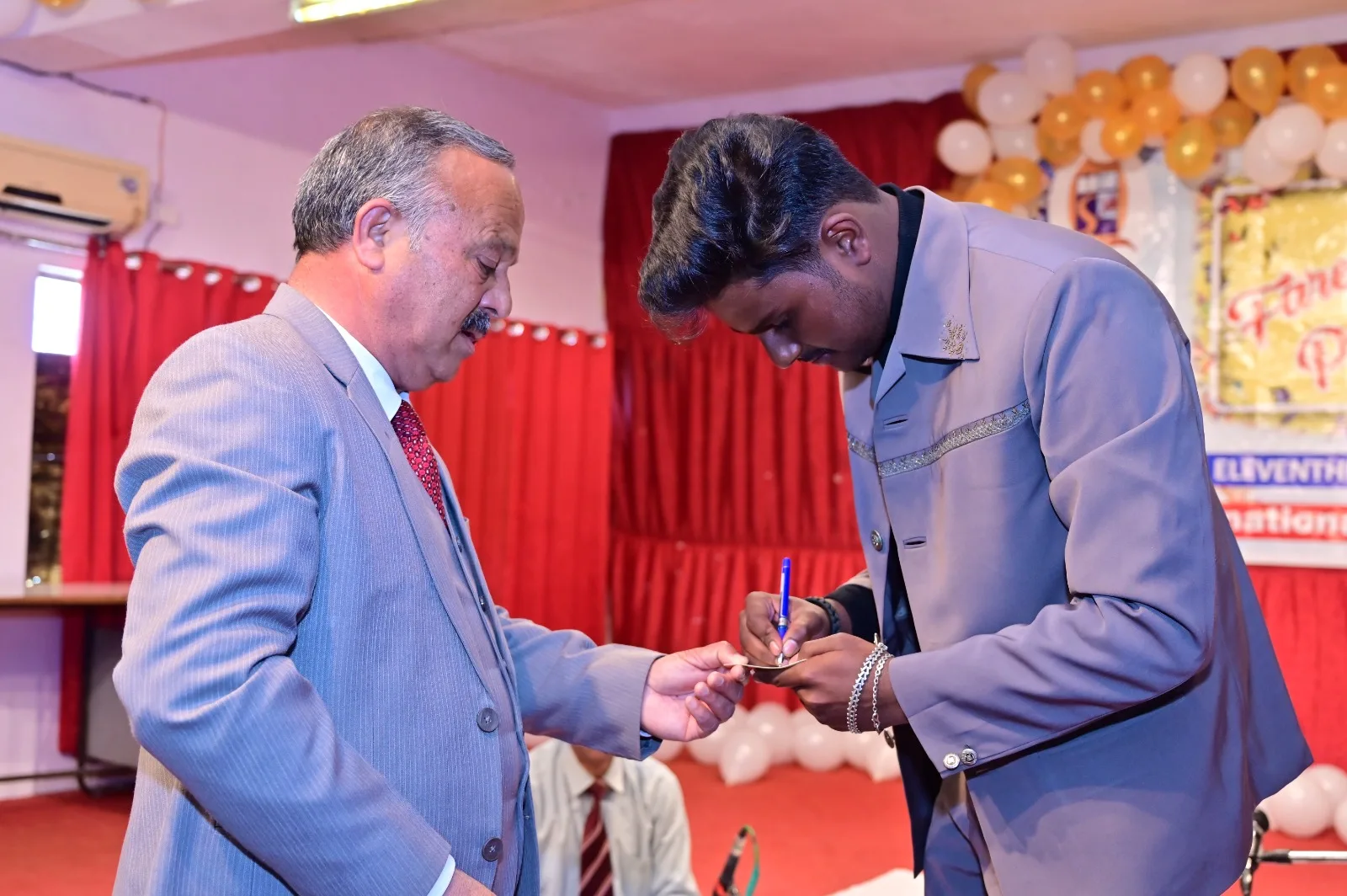 भावभीनी विदाई के साथ कक्षा 12 के विद्यार्थियों को दी शुभकामनाएं