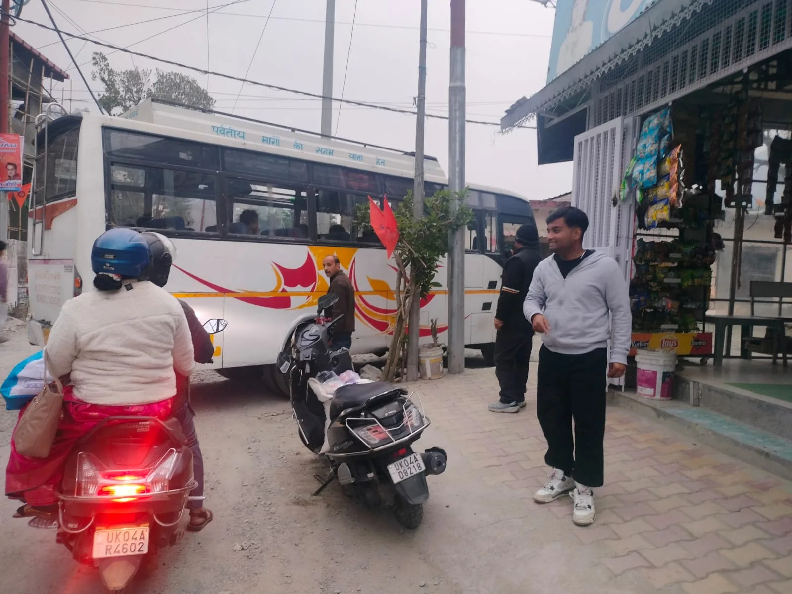 भीमताल के ब्लॉक रोड पर बेलगाम दौड़ रहीं भारी गाड़ियां, हादसे का बढ़ा खतरा