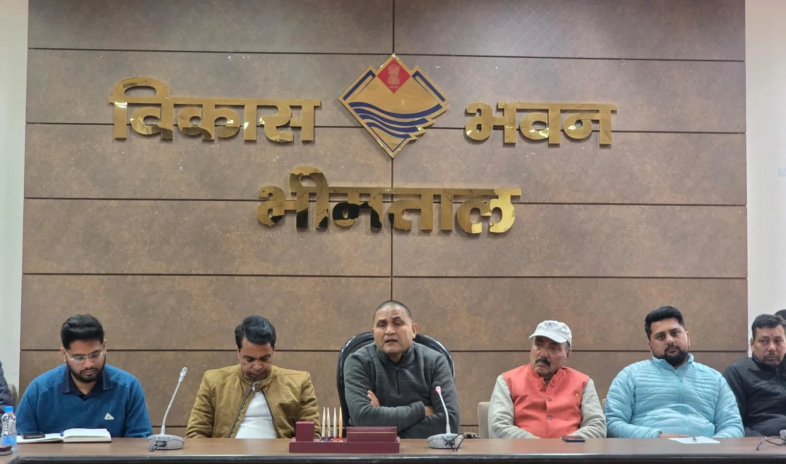 भीमताल विकास भवन में विधायक कैड़ा ने ली उच्चस्तरीय बैठक, वन्यजीव आतंक व किसानों की समस्याओं के समाधान के दिए निर्देश