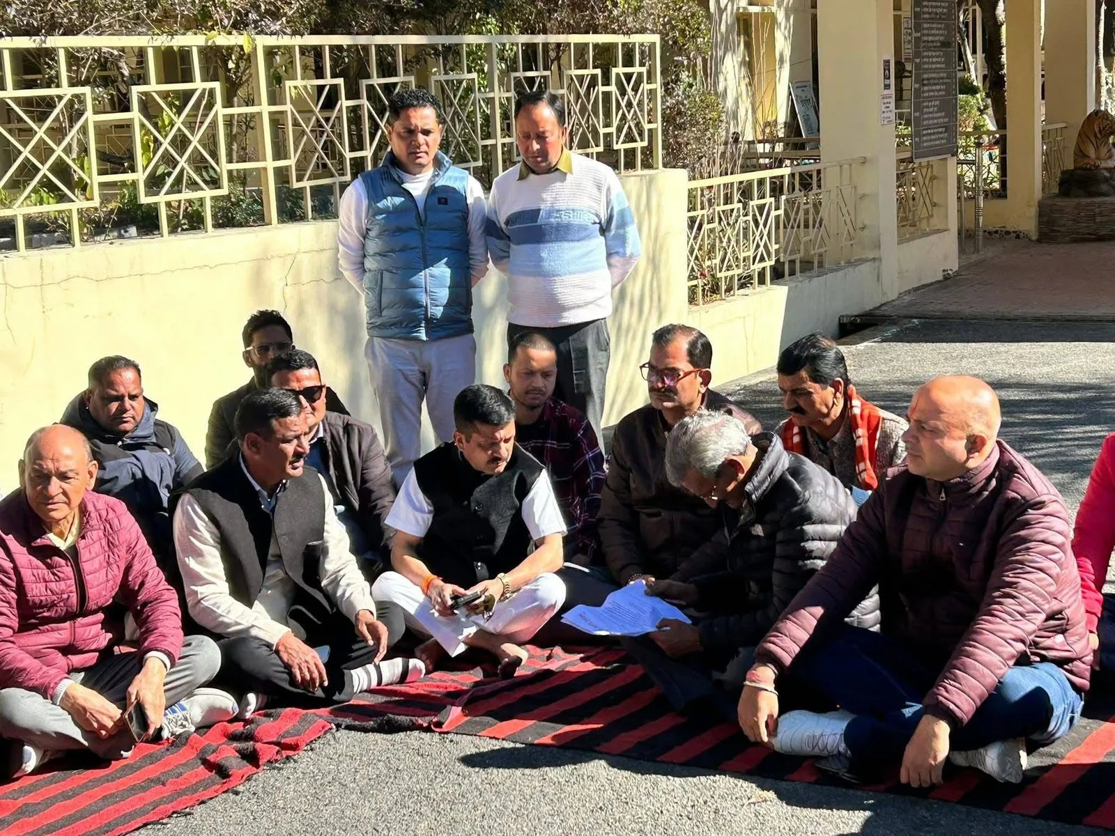 मनरेगा योजना को लेकर कांग्रेसियों ने दिया धरना