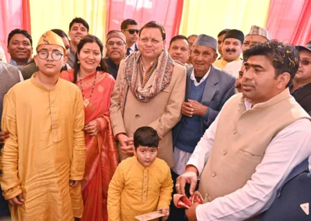 मुख्यमंत्री ने नैनीताल जनपद भ्रमण के दौरान उपनयन संस्कार में शामिल होकर दी शुभकामनाएं