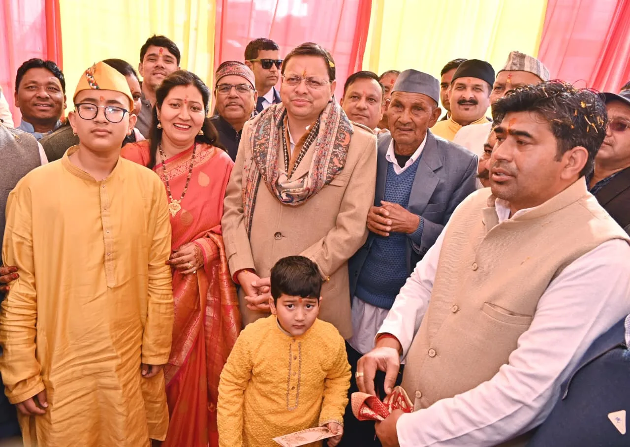 मुख्यमंत्री ने नैनीताल जनपद भ्रमण के दौरान उपनयन संस्कार में शामिल होकर दी शुभकामनाएं