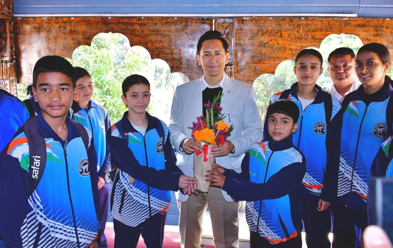 मैदान में उतरे मंडलायुक्त, बैडमिंटन खेल बढ़ाया खिलाड़ियों का हौसला; ताइक्वांडो पदक विजेताओं का सम्मान