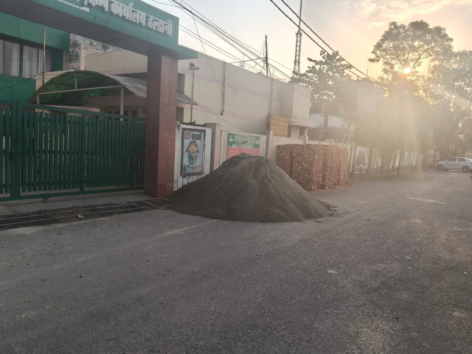 सड़क पर डाली निर्माण सामग्री सीज, 10 हजार का चालान