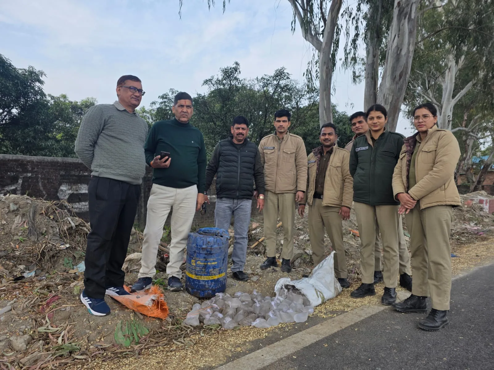 हल्द्वानी में आबकारी विभाग की बड़ी कार्रवाई, 267 पाउच कच्ची शराब बरामद