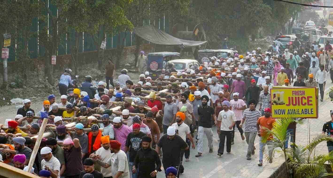 94 फीट ऊंचे नए ध्वजदण्ड को कंधों पर उठाकर श्री दरबार साहिब पहुंची संगतें