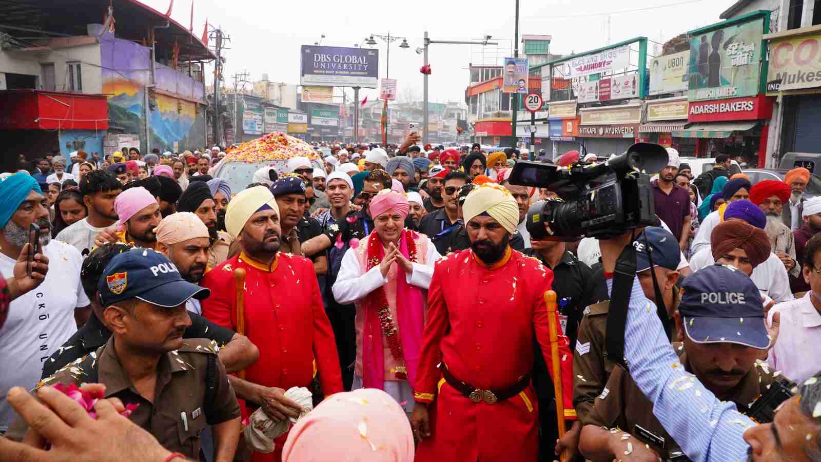 पुष्प वर्षा के साथ नगर परिक्रमा में गूंजे श्री गुरु राम राय जी महाराज के जयकारे