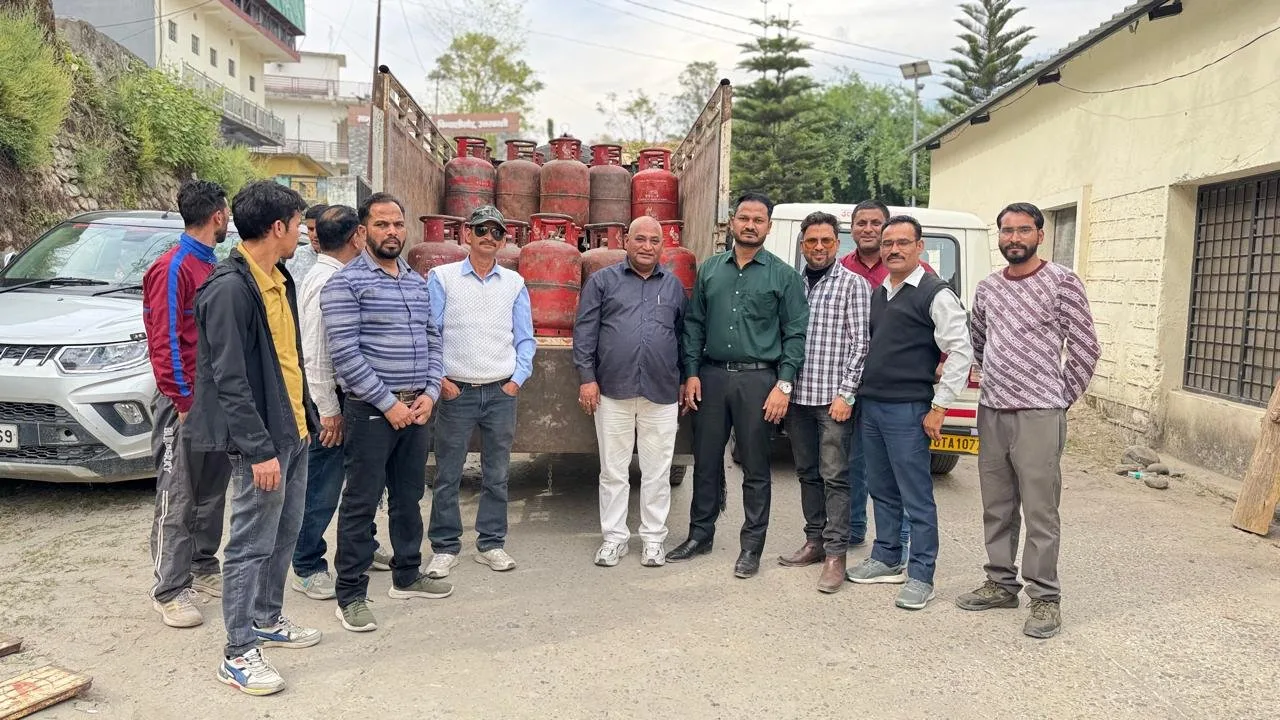 गैस की कालाबाजारी में 2 गिरफ्तार, 19 गैस सिलेंडर जब्त