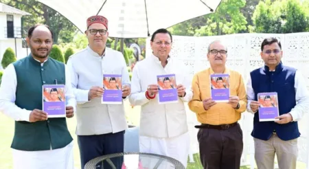 मुख्यमंत्री ने किया ‘‘उत्तराखंड की मिट्टी से-नायक से जन नायक पुष्कर सिंह धामी’’ पंचाग टेबल कैलेंडर का विमोचन।