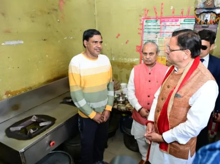 मुख्यमंत्री ने रेस्टोरेंट में पहुंचकर गैस आपूर्ति का लिया जायजा