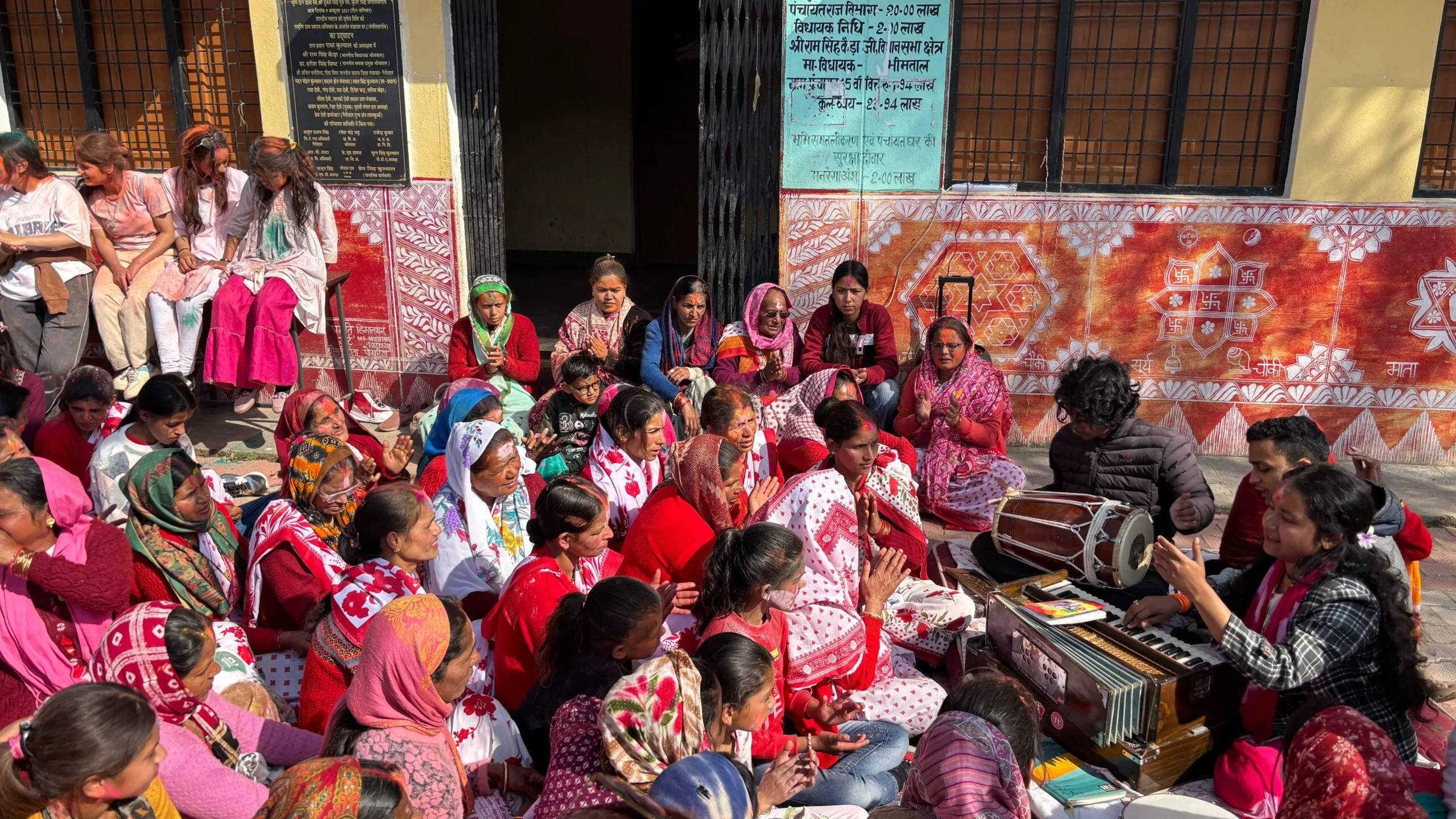 जंगलिया गांव में गूंजी खड़ी होली, पंचायत घर में उमड़ा जनसैलाब