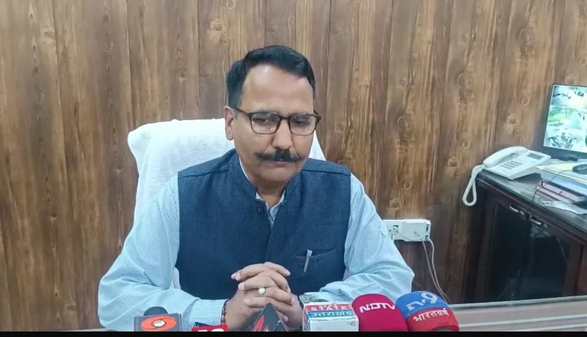 ⛽ जनपद में पेट्रोल-डीजल व गैस की पर्याप्त आपूर्ति, अफवाहों से बचें: डीएम