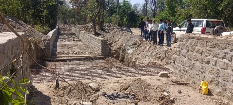 जमरानी बांध परियोजना में तेजी, 17.38 किमी नहरों का कार्य पूर्ण; एडीएम ने किया स्थलीय निरीक्षण