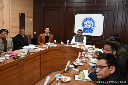 निर्माणाधीन परियोजनाएं समय पर पूरी करें, लागत बढ़ने न पाए : मुख्य सचिव