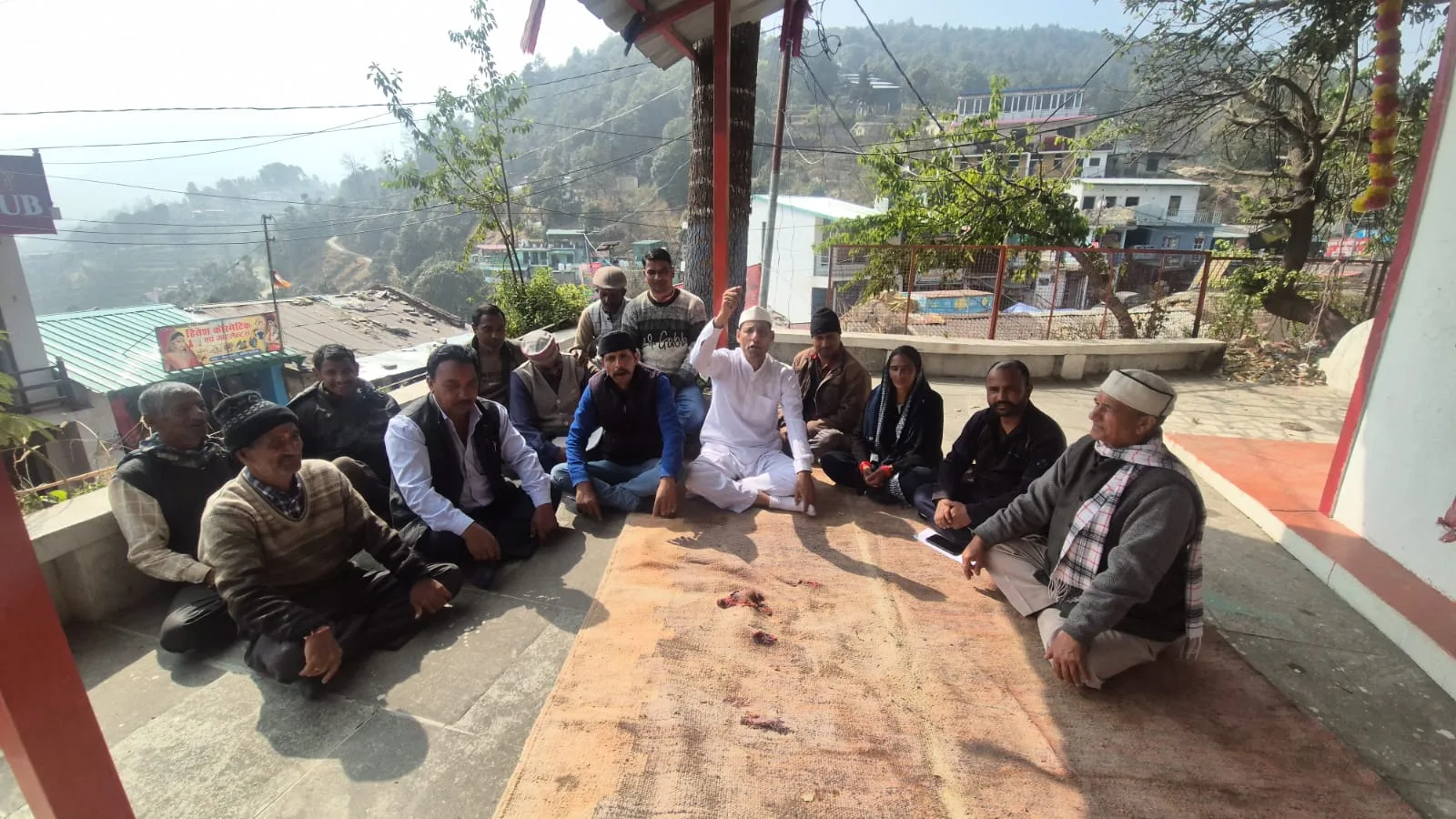 प्राधिकरण पर स्थानीय लोगों के उत्पीड़न का आरोप, हरीश पनेरू ने किया प्रदर्शन