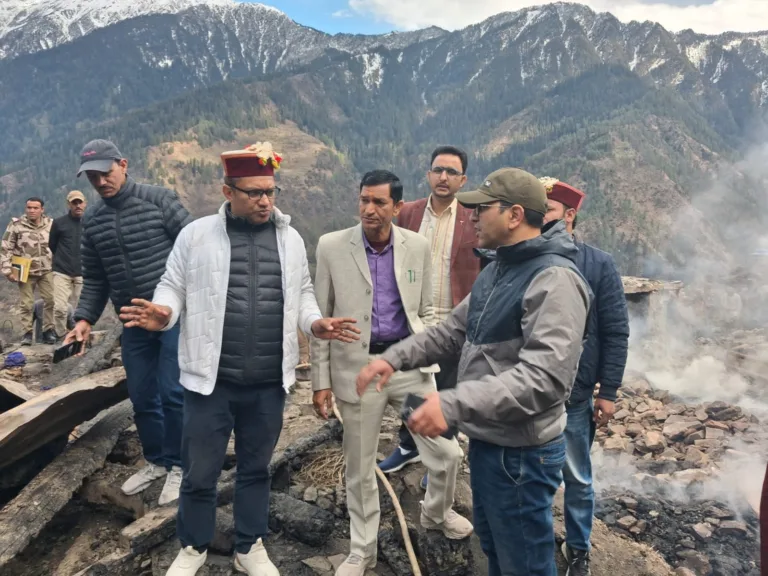 फिताड़ी अग्निकांड: प्रभावितों के बीच पहुंचे विधायक और जिलाधिकारी