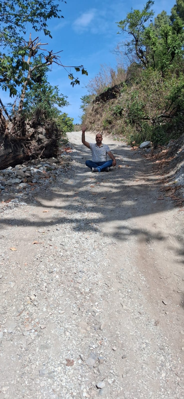 🚧 बदहाल सड़क के विरोध में कांग्रेस नेता का एकाकी धरना, 25 दिन में सुधार नहीं तो आंदोलन की चेतावनी