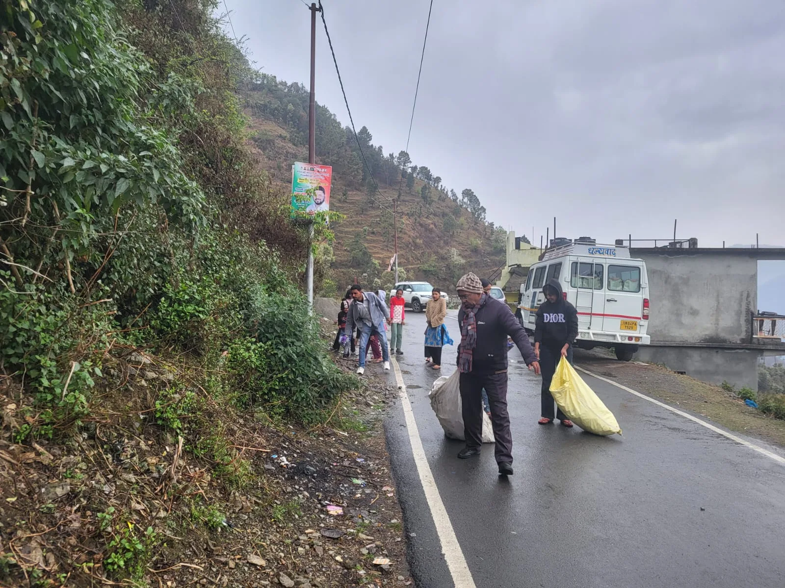 बारिश भी नहीं रोक पाई सफाई का जज्बा, जंगलिया गांव में चला प्लास्टिक मुक्त अभियान