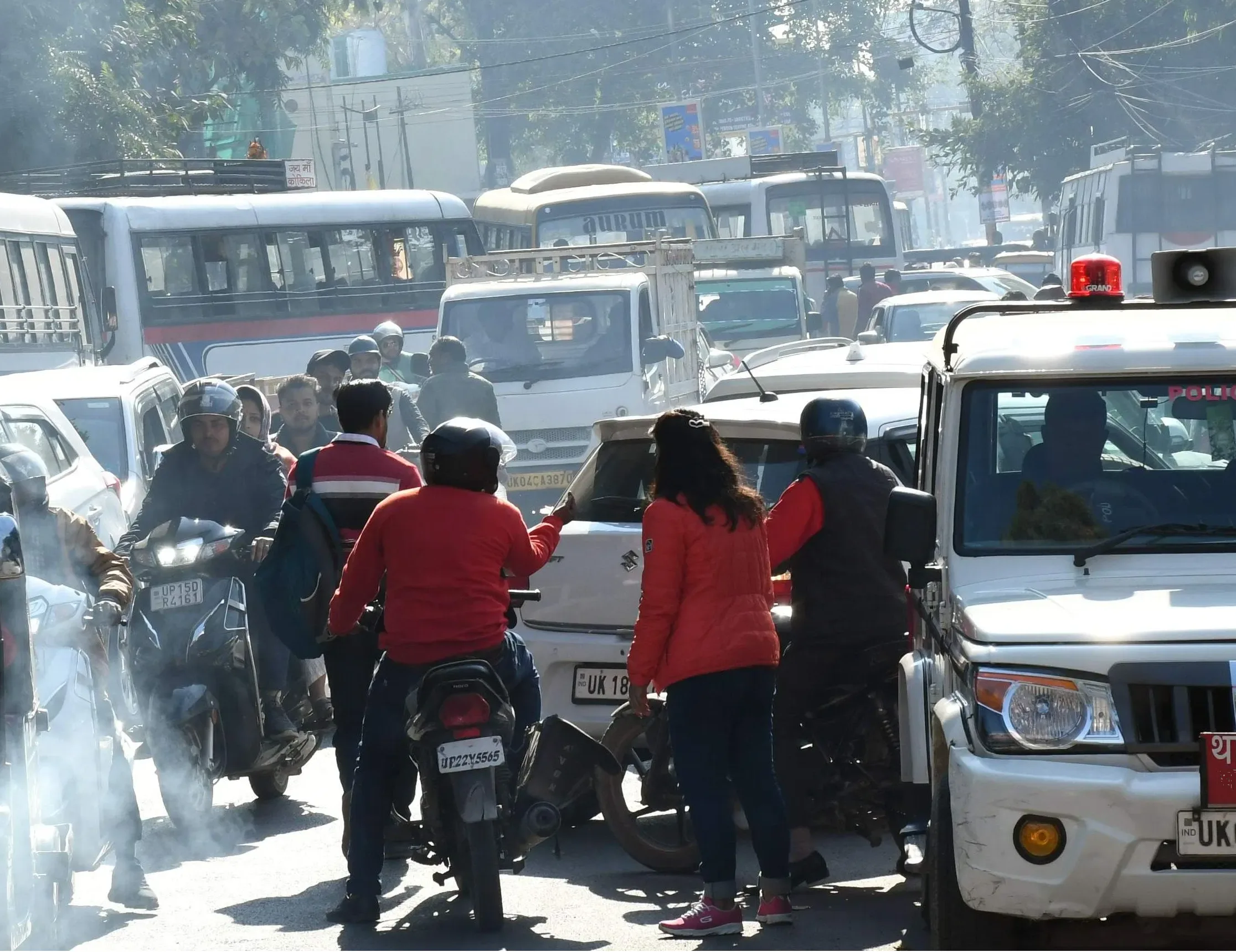 भीमताल में बदहाल सड़कों, धूल और जाम से जनता त्रस्त, उठी जिम्मेदार विकास की मांग