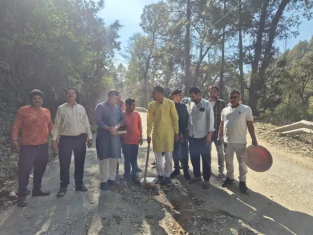 मंत्री के दौरे से पहले गड्ढे भरकर ‘आइना’, भीमताल में अनोखा विरोध