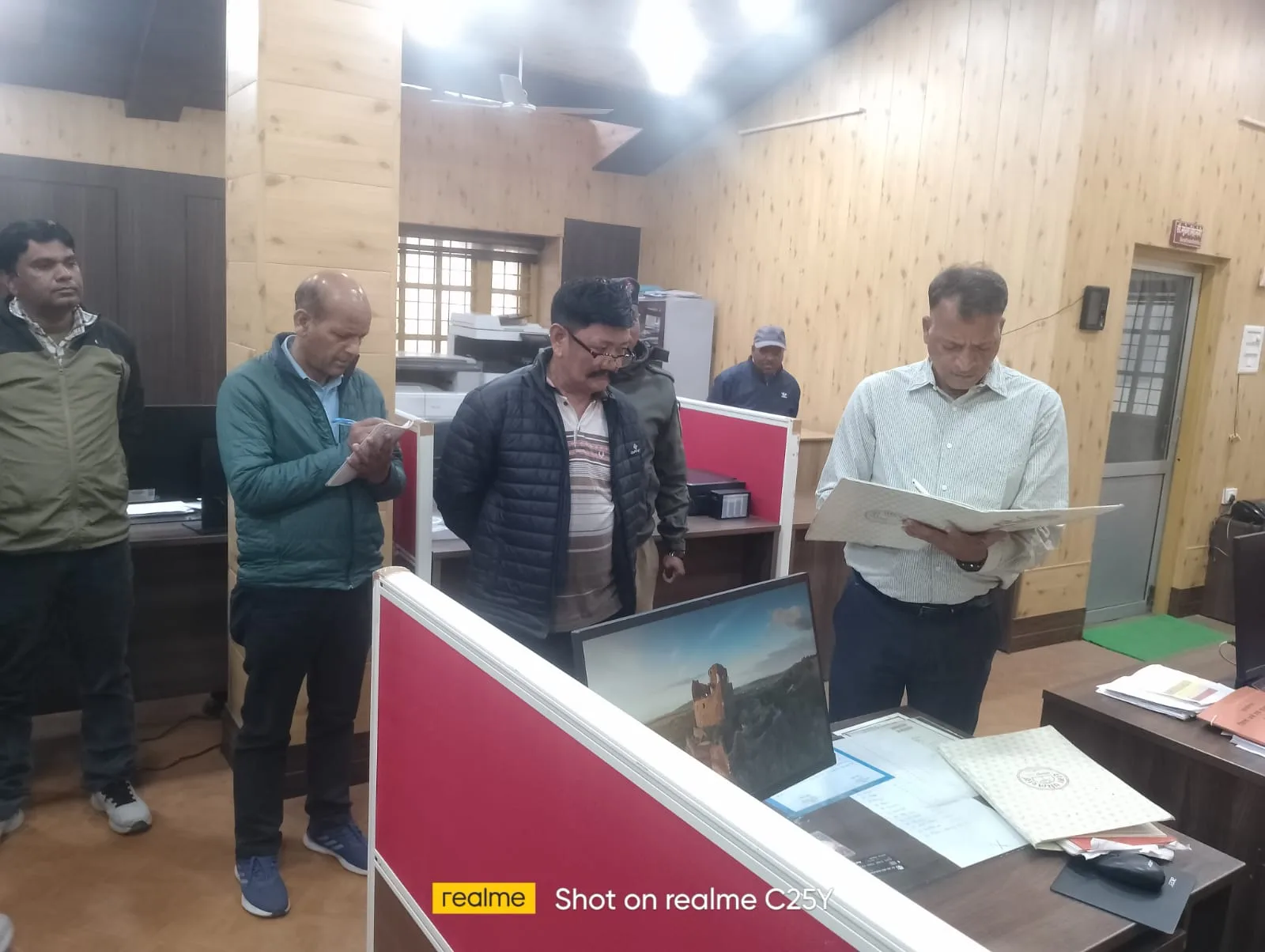 विकास भवन में सीडीओ का औचक निरीक्षण, कई कर्मचारी अनुपस्थित मिले, वेतन रोकने के निर्देश