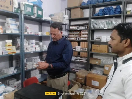 🏥 सीएचसी में 15 कर्मचारी गायब, वेतन रोकने के निर्देश | विकास खंड में भी 6 अनुपस्थित