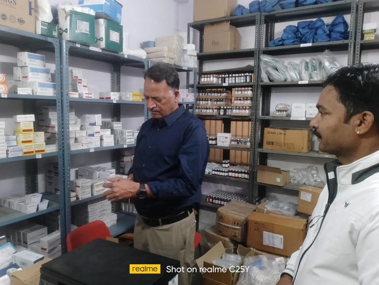 🏥 सीएचसी में 15 कर्मचारी गायब, वेतन रोकने के निर्देश | विकास खंड में भी 6 अनुपस्थित