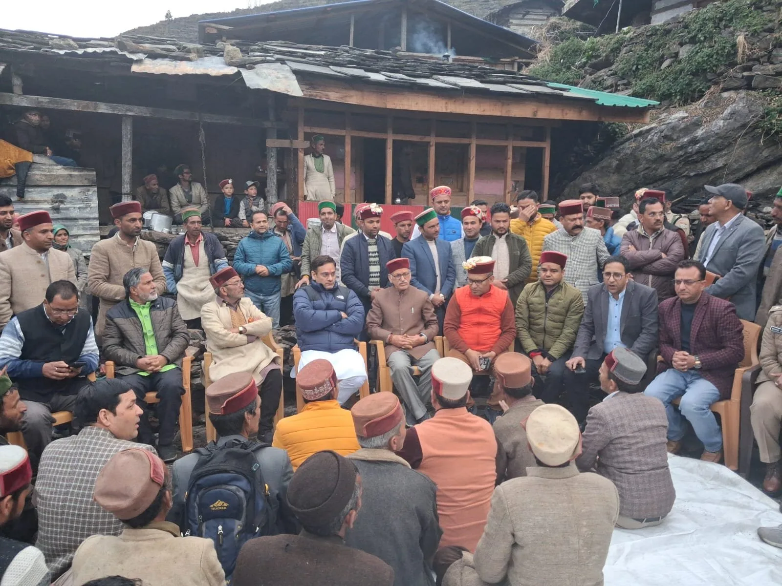 फ़िताड़ी अग्निकांड पीड़ितों का कैबिनेट मंत्री सौरभ बहुगुणा ने जाना हाल